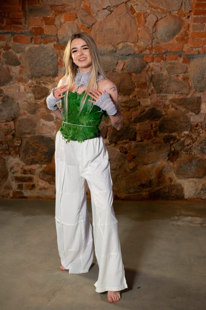 Dziewczyna w przepięknej bluzce z roślin stabilizowanych.