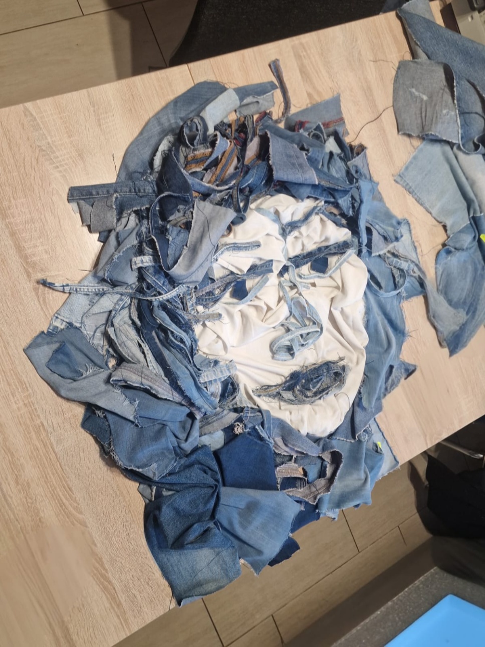 Twarz człowieka zrobiona z materiału typu jeans.