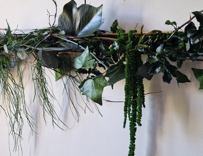 Listwy na ścianach z roślin stabilizowanych.