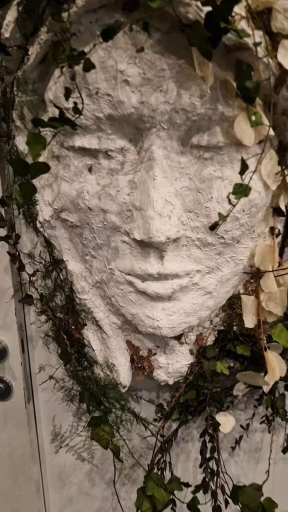 Rzeźba głowy w roślinach