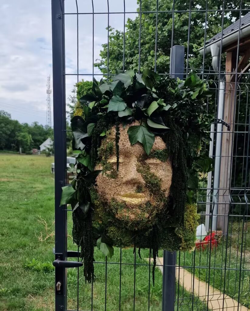 Rzeźba z roślin na furtce