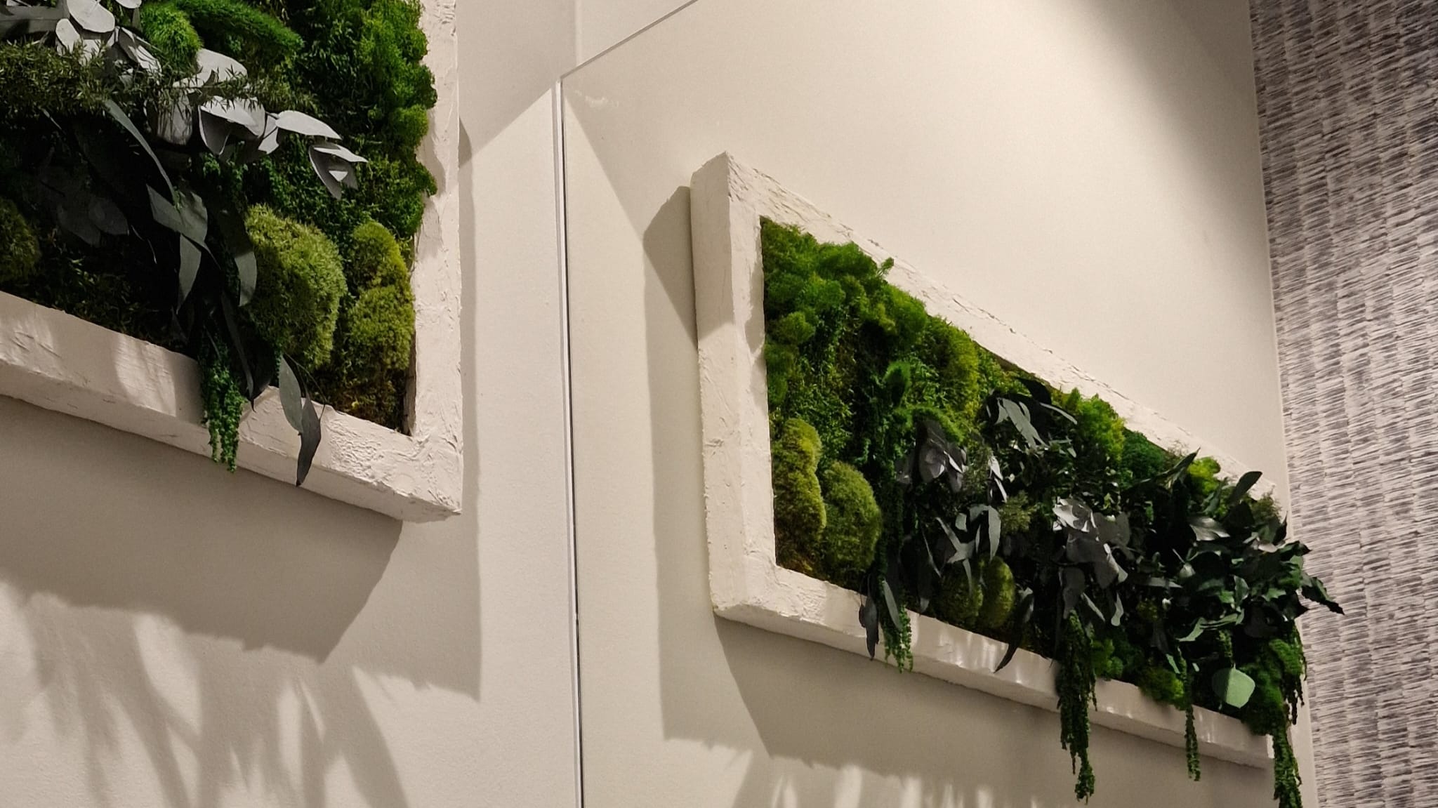 Autorskie obrazy z mchu w minimalistycznej aranżacji, łączącej naturalną zieleń z surową strukturą betonu i drewna, realizacja Artatelier.