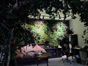 Ściana z mchu i roślin stabilizowanych Artatelier w ciemnym wnętrzu komercyjnym bez dostępu światła słonecznego