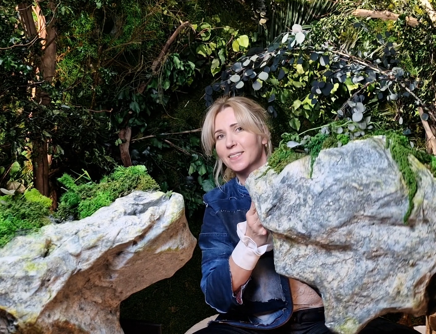 Trójwymiarowe kamienie biofilne połączone z rzeźbą ścienną na tle monumentalnej zielonej ściany w Art Atelier.